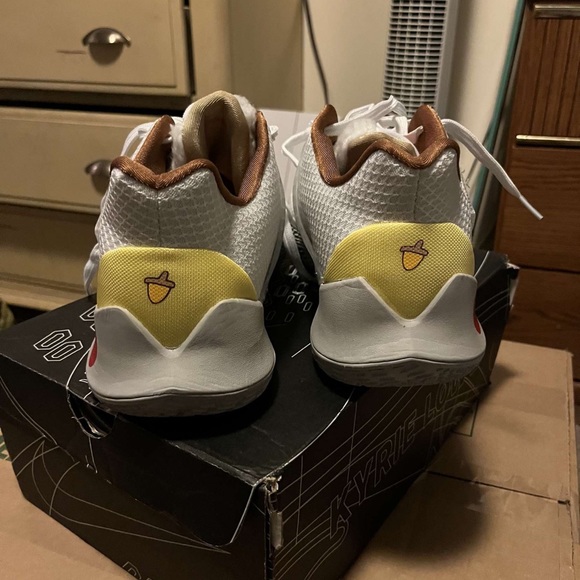 Kyrie II Sandy Cheeks never worn sz 10 - Picture 2 of 7
